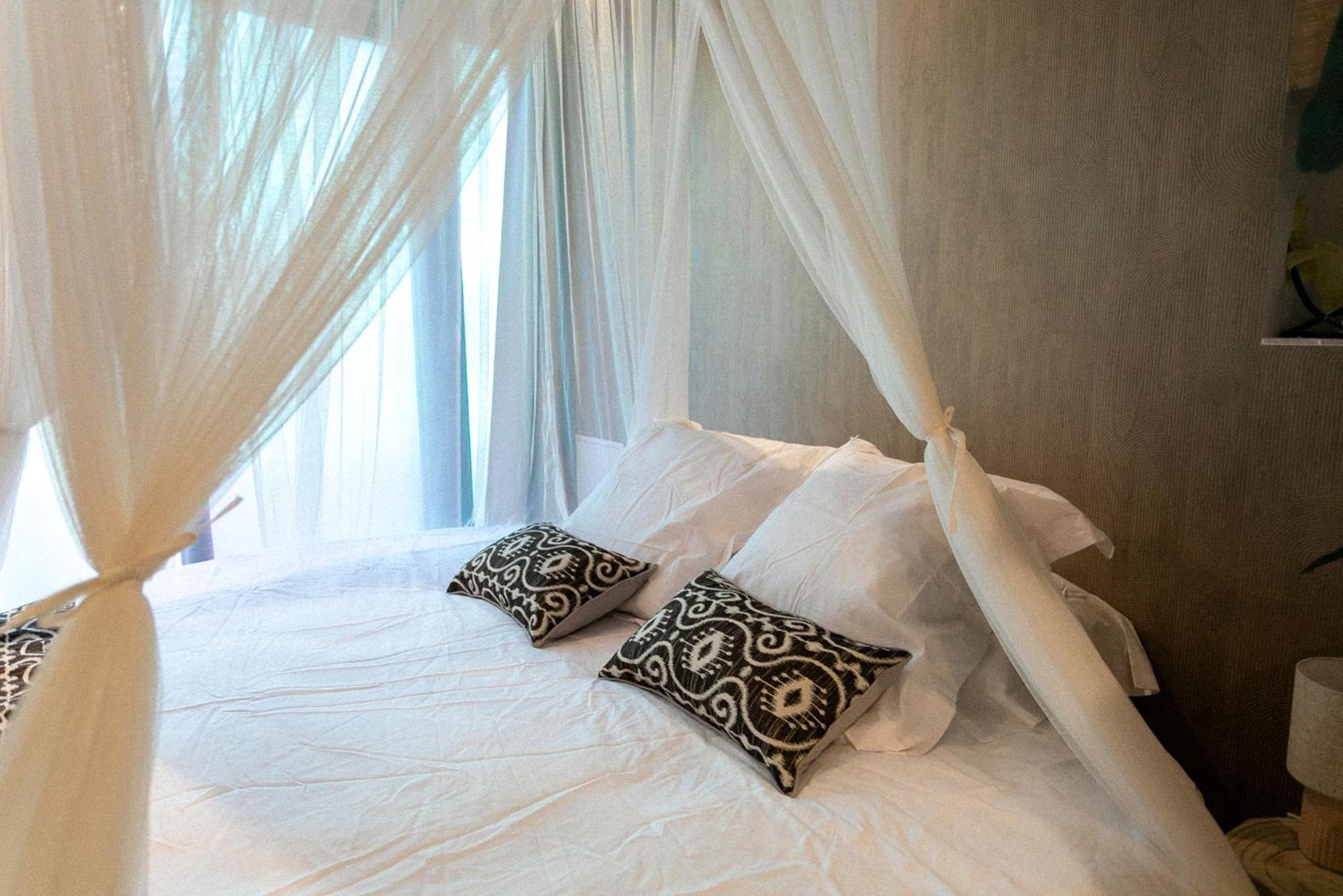 Bali Serenity Balneo Et Lit Rond Lagnieu Exterior photo